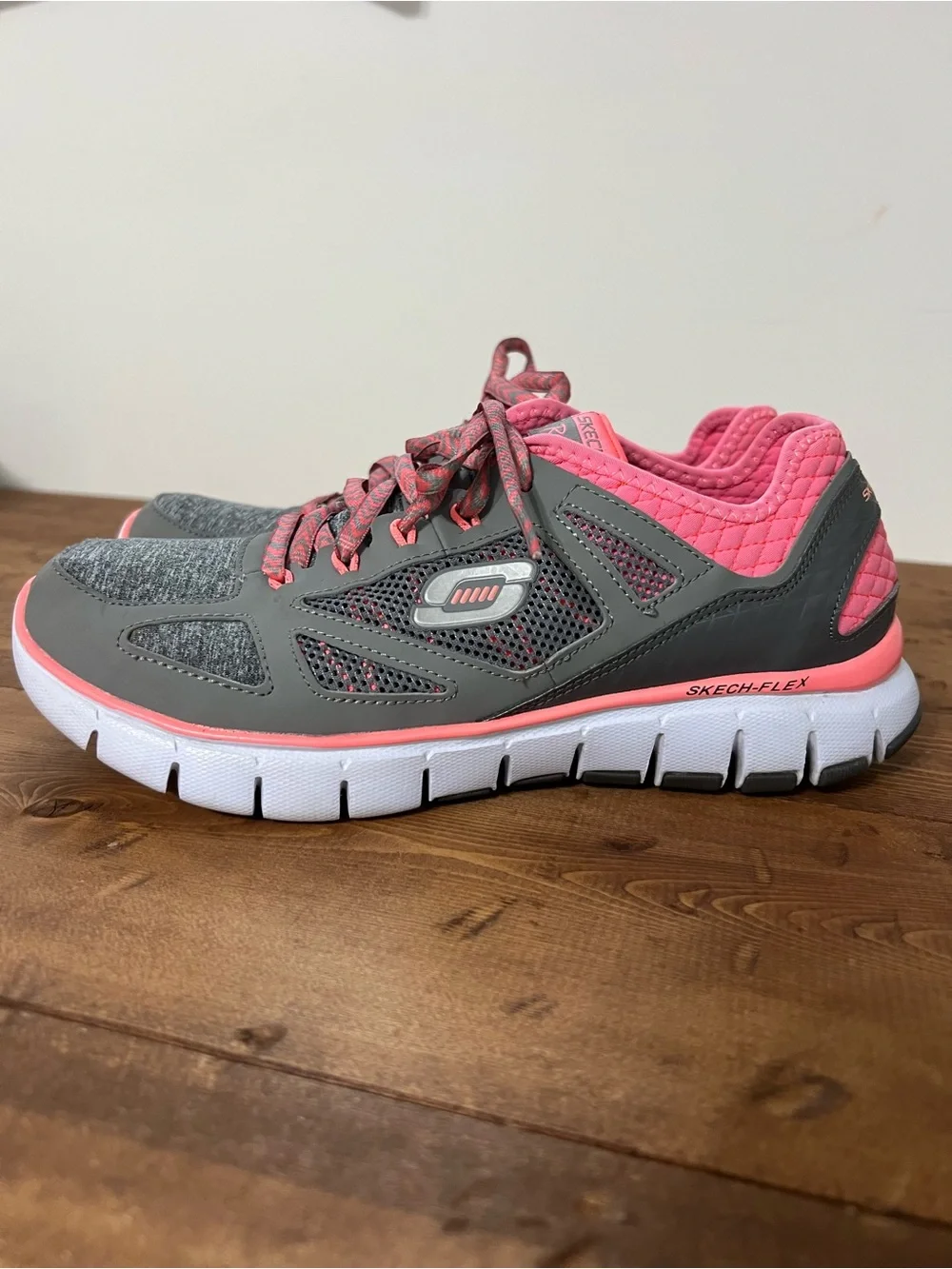 Sketchers Memory Foam Relaxed Fit Sneakers Womens 7.5 Pink Gray